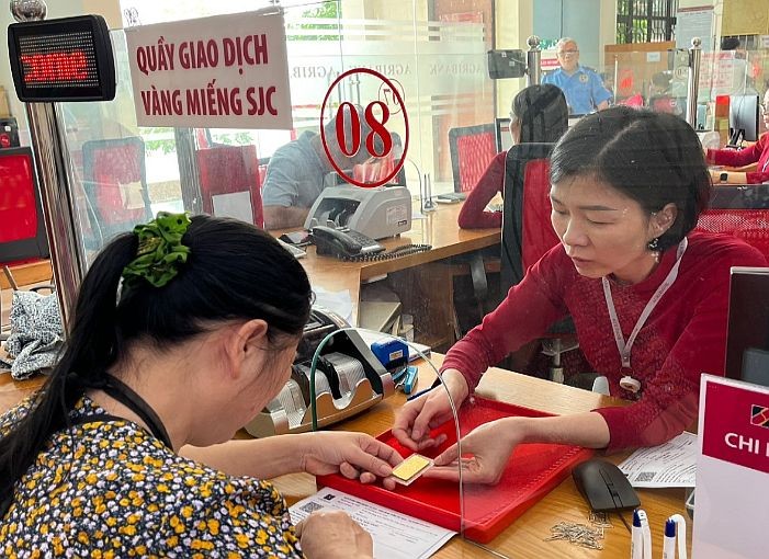 一名消费者在网上订购SJC金片后亲往银行“领货”。(图:越通社)
