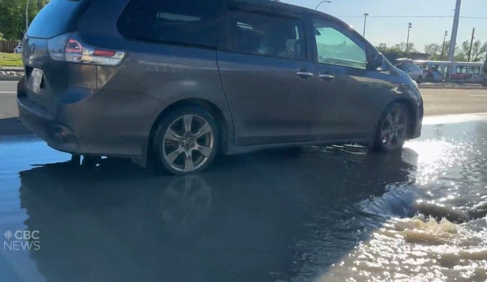 城市西北部区域已经严重积水,大量自来水从地下喷涌而出,路面都被冲毁了。(图:CBC News)