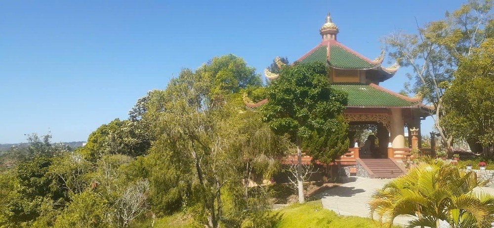 大勒山城的景色与气候是吸引游客的优势。 dulich.jpg
