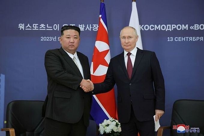 图为2023年9月13日,朝鲜国务委员会委员长金正恩(左)在俄罗斯阿穆尔州的东方航天发射场与俄罗斯总统普京举行会谈。 (图:朝中社)