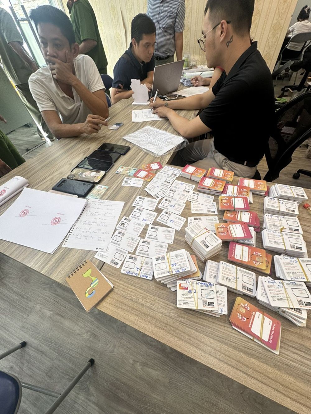 公安部网络安全与高科技罪犯防治警察局配合各省市警方,侦破并逮捕利用高科技手段对银行账户买卖的团伙。(图:警方提供) mua-ban-tai-khoan-ngan-hang.jpg