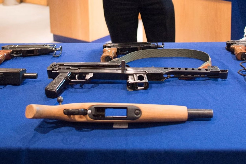 伦敦警察局前几年缴获的各种武器。(图:London Police)