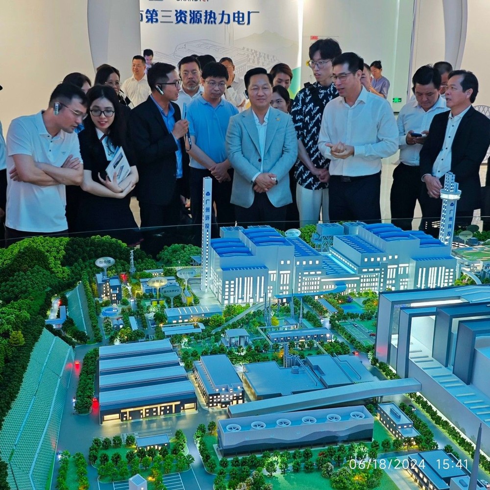 守德市代表团正参观福山循环经济产业园内的垃圾焚烧发电项目。 tham-quan-mo-hinh.jpg