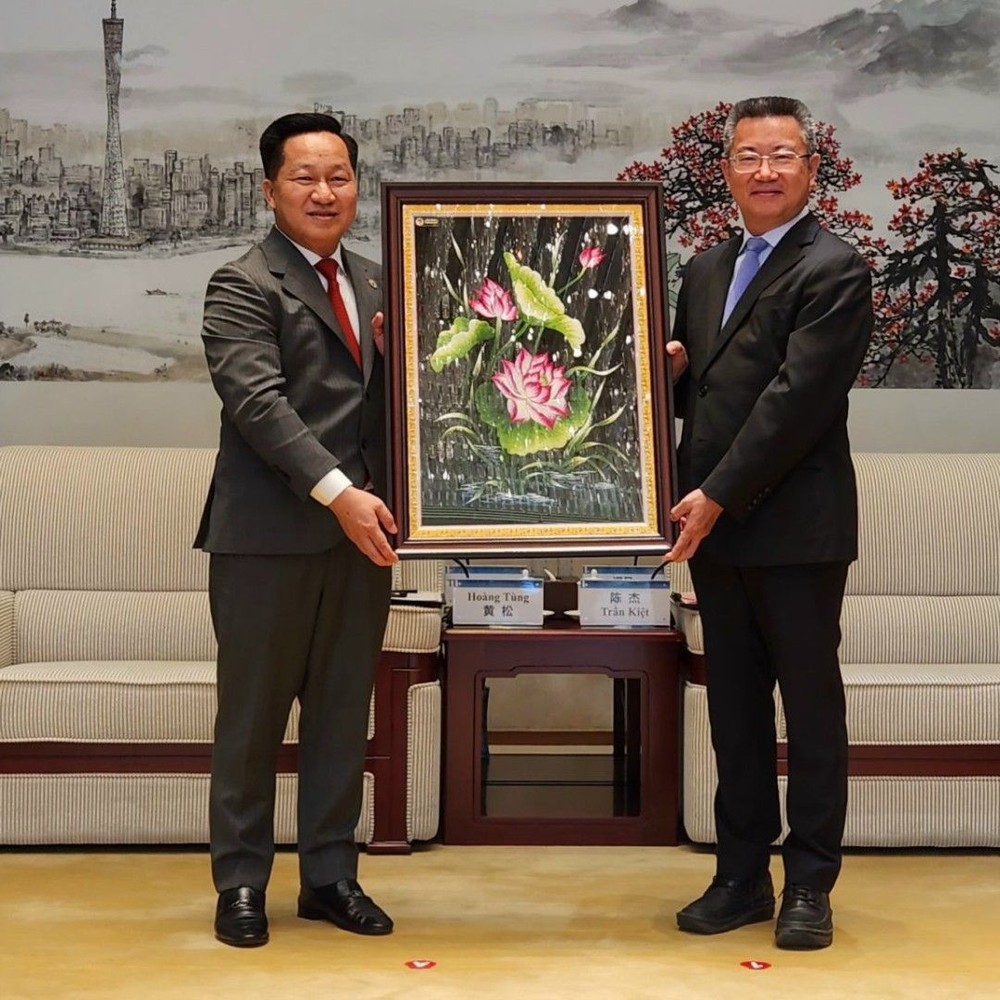 黄松主席(左)和陈杰副市长互赠纪念品。