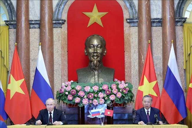 越南国家主席苏霖(右)与俄罗斯总统普京共同会见记者。(图:越通社)