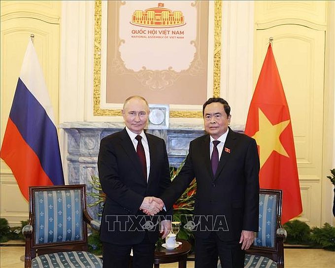 俄罗斯总统普京与国会主席陈青敏握手合照。(图:越通社) putin-va-chu-tich-quoc-hoi.jpg