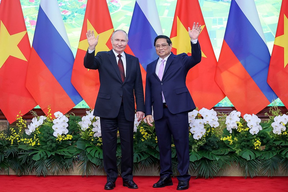 俄罗斯总统普京与政府总理范明政合照。(图:越通社) putin-va-thu-tuong.jpg