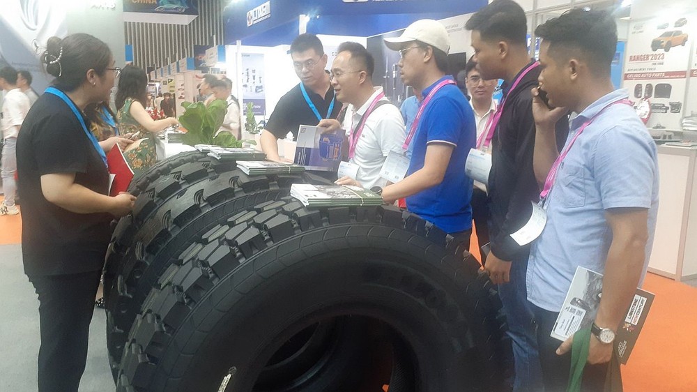 巨型轮胎吸引不少参观者的关注。 trien-lam-o-to-1.jpg