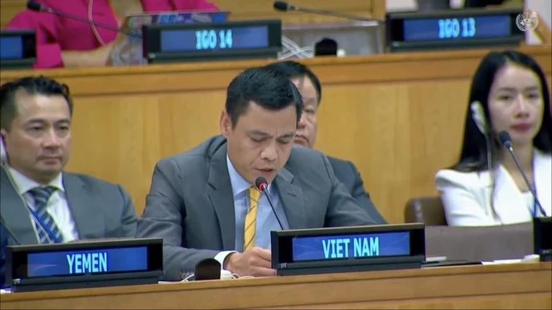 越南常驻联合国代表团团长邓黄江在大会上发言。(图:越通社)