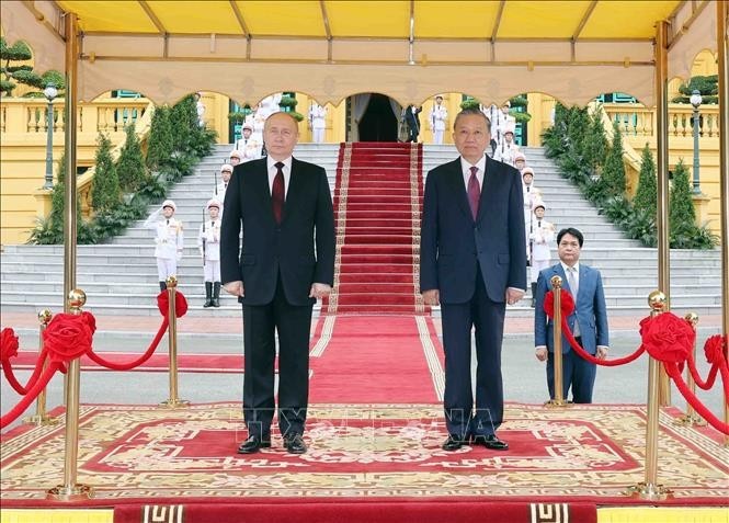 越南国家主席苏霖和俄罗斯总统普京检阅仪仗队听取乐队奏响两国国歌。(图:越通社) 越南国家主席苏霖和俄罗斯总统普京检阅仪仗队听取乐队奏响两国国歌。(图:越通社)