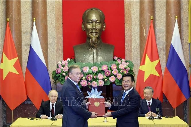 苏霖和俄罗斯总统普京出席两国各部委和行业之间合作文件的移交仪式。(图:越通社) 苏霖和俄罗斯总统普京出席两国各部委和行业之间合作文件的移交仪式。(图:越通社)