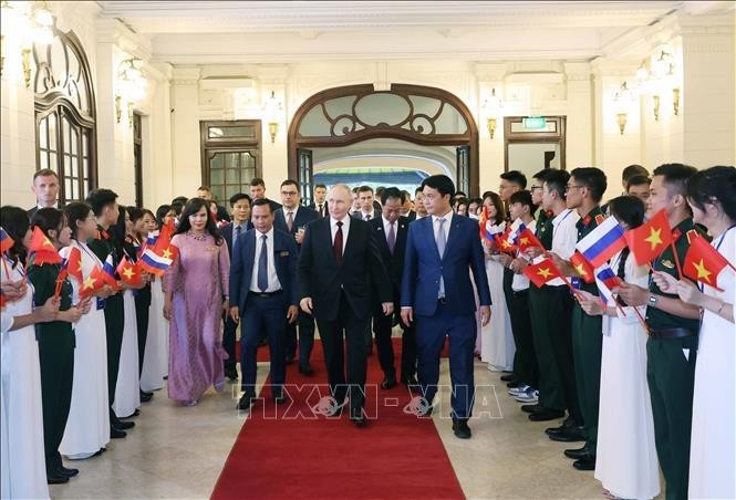 国家主席苏霖和俄罗斯总统普京与历届在俄越南留学生会面。(图:越通社) 国家主席苏霖和俄罗斯总统普京与历届在俄越南留学生会面。(图:越通社)