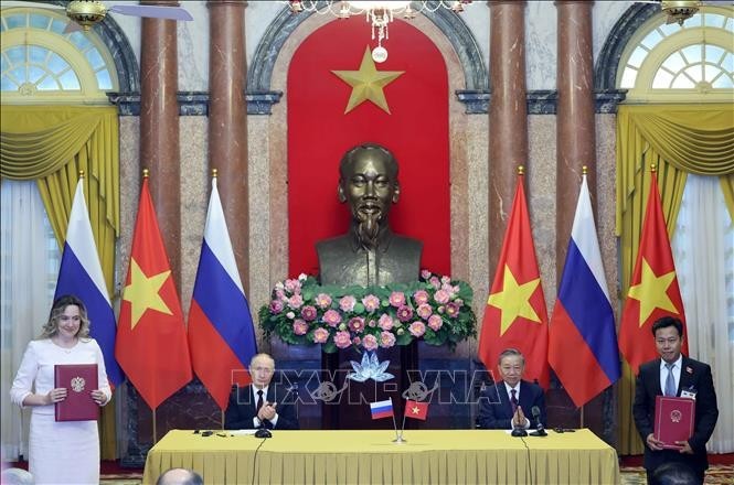 越南国家主席苏霖与俄罗斯联邦总统弗拉基米尔·普京见证两国合作文件交接仪式。(图:越通社)