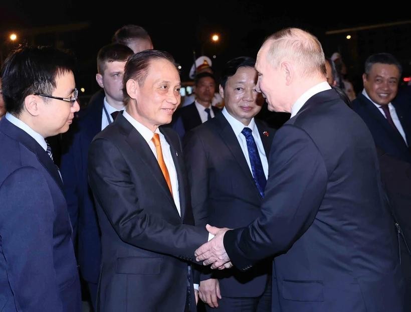 党中央书记处书记、中央对外部部长黎怀忠来到河内内排国际机场为普京总统送行。(图:越通社) 党中央书记处书记、中央对外部部长黎怀忠来到河内内排国际机场为普京总统送行。(图:越通社)