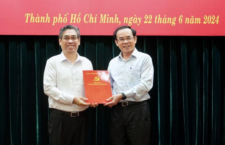 市委书记阮文年向阮福禄同志颁发委任《决定》。(图:友幸)