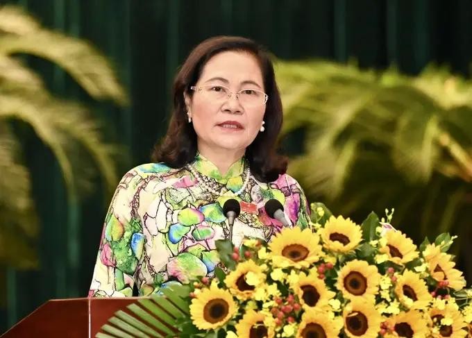 市人民议会主席阮氏丽在会议上发言。(图:越勇)