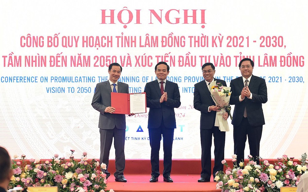 政府副总理陈留光向林同省领导颁授《决定》。(图:VGP)