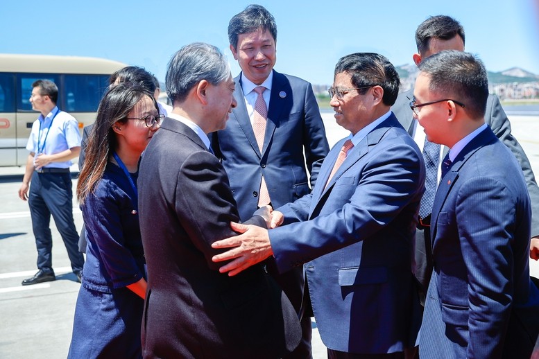 迎接政府总理范明政到中国辽宁省大连市。(图:VGP) don-tiep-thu-tuong.jpg