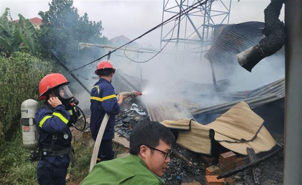 消防队在火警现场展开灭火及救援行动。(图:越通社)