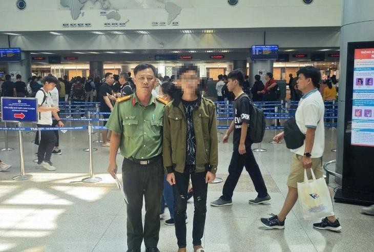 坚江省警方协助护送郑欢怡前往新山一国际机场搭机回国。(图:进明)