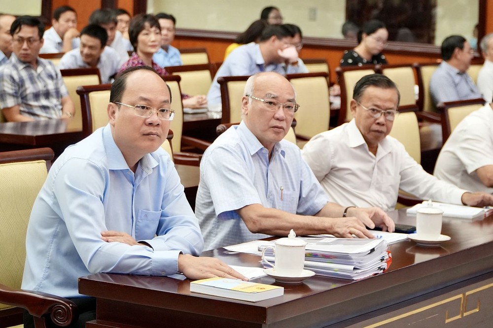 市委常务副书记阮胡海(前左一)同市领导出席会议。(图:黄雄)
