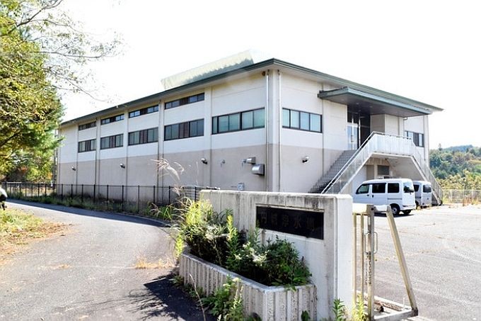 日本冈山县吉备中央町一处被曝检测出水中全氟和多氟烷基物质含量大幅超标的自来水厂。(图:互联网)