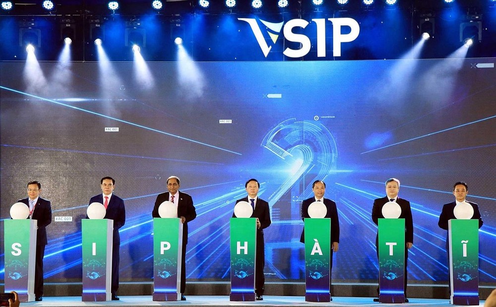 政府副总理陈红河(中)与各代表出席河靖VSIP动工仪式。(图:越通社)