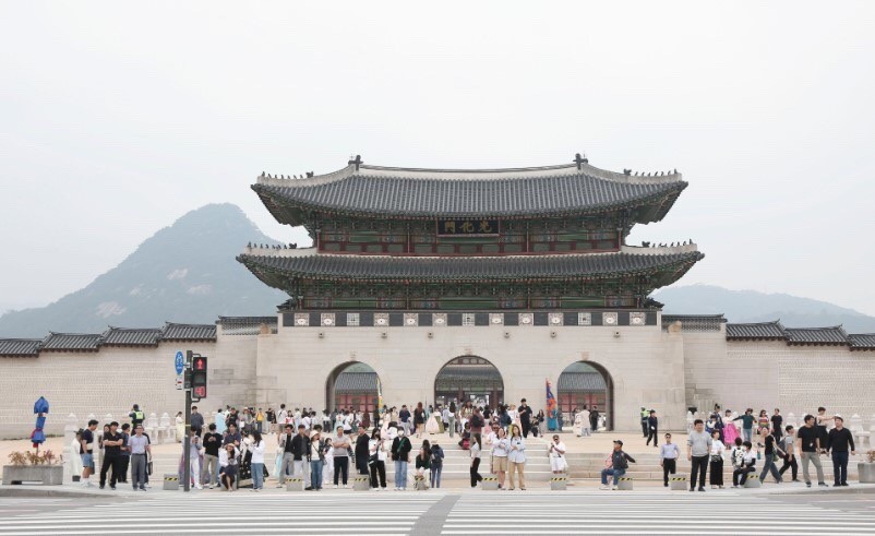 游客在韩国首尔市中心的光化门广场参观。(图:互联网)