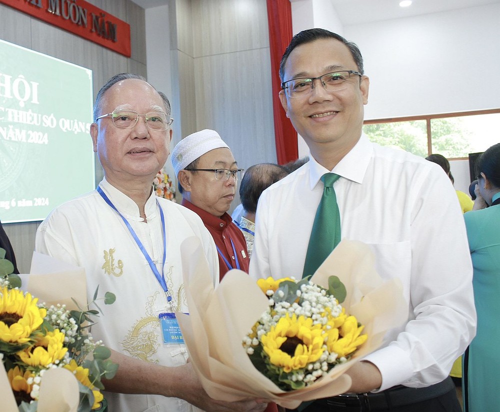 第五郡郡委常务副书记高山安祝贺获选参加少数民族代表大会的代表。
