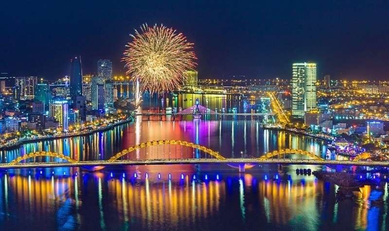 岘港夜景吸引游客。