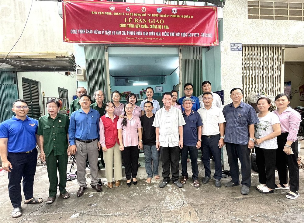 庆云南院住持周华邦与郡、坊领导向贫困户移交“温情屋”工程。