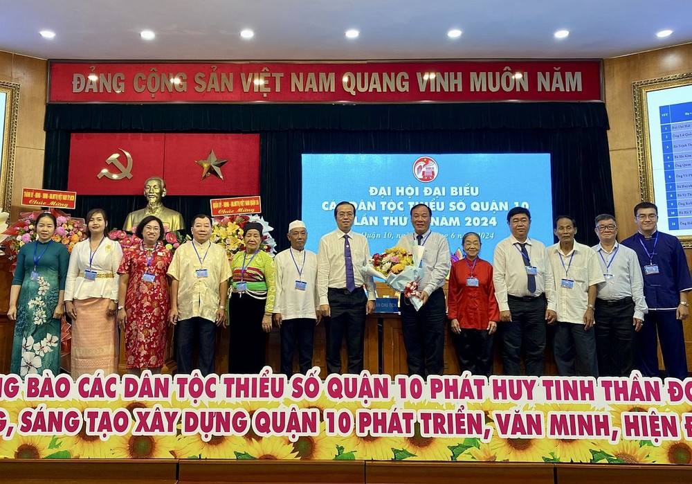 市委委员、第十郡委书记黎文明向获选出席全市少数民族大会的代表和候补代表赠送鲜花祝贺。 K2.jpg