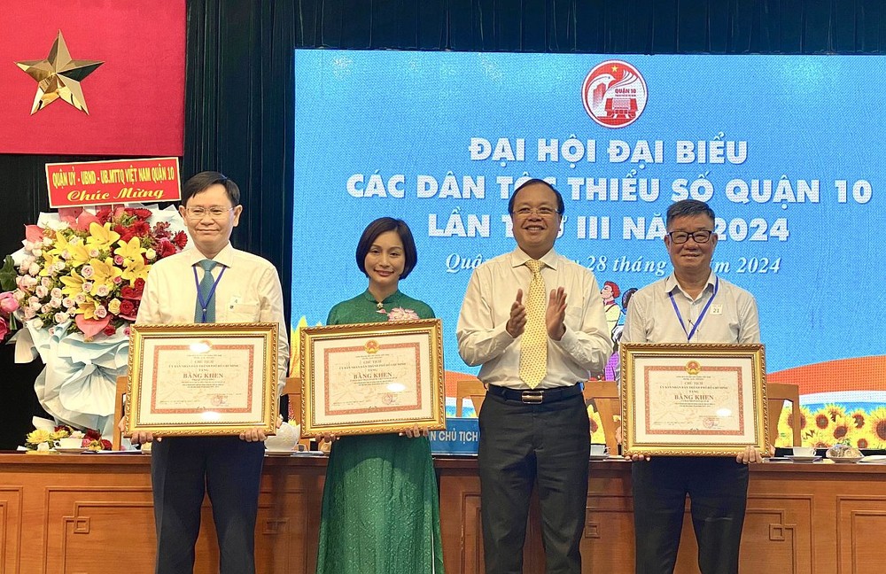 各集体和个人获得市人委会表彰。 K3.jpg