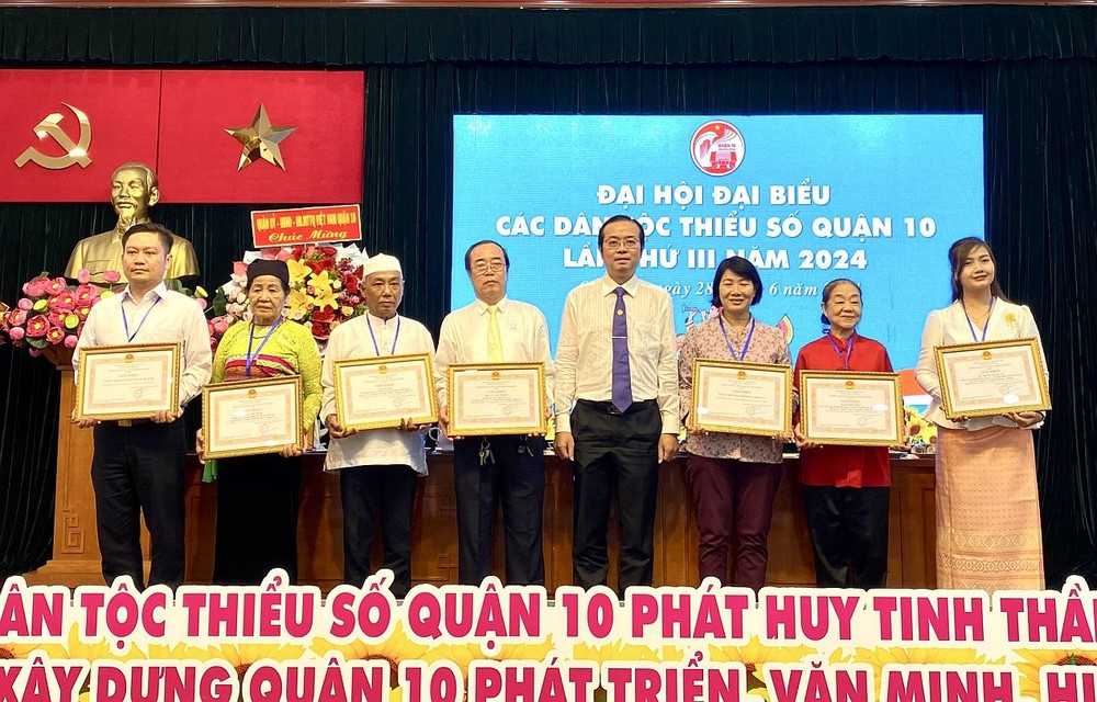 各集体和个人获得市民族处表彰。 K4.jpg