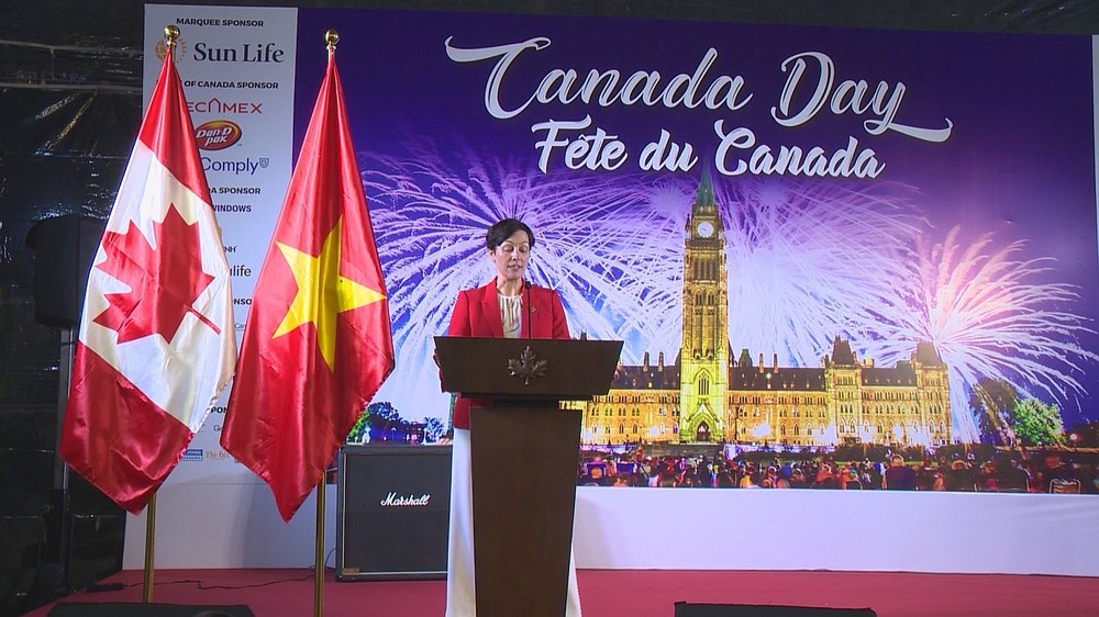 加拿大驻胡志明市总领事安妮‧杜贝在仪式上发言。(图:HTV) Quoc khanh Canada-2.jpg