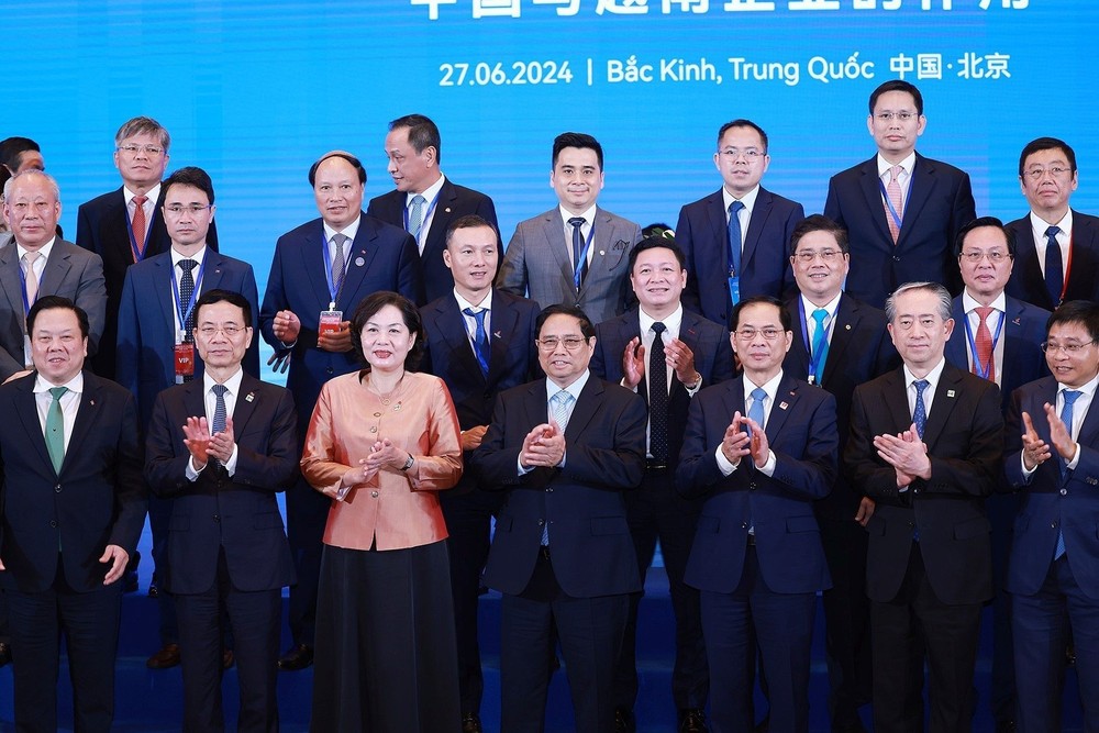 政府总理范明政与与会代表合影。(图:越通社) thu_tuong_du_hoi_nghi_hop_tac_viet_nam_-_trung_quoc_ve_phat_trien_ha_tang_chien_luoc_giao_thong_1.jpg