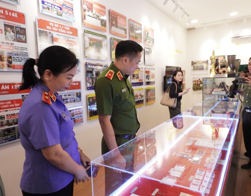 “市公安力量毒品罪犯防打斗争工作”展览空间一隅。(图:市公安报) trienlam.jpg