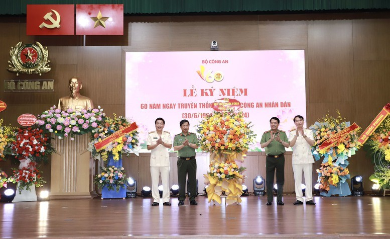 中央公安党委及公安部领导向人民公安杂志赠送鲜花祝贺。（图：VGP）