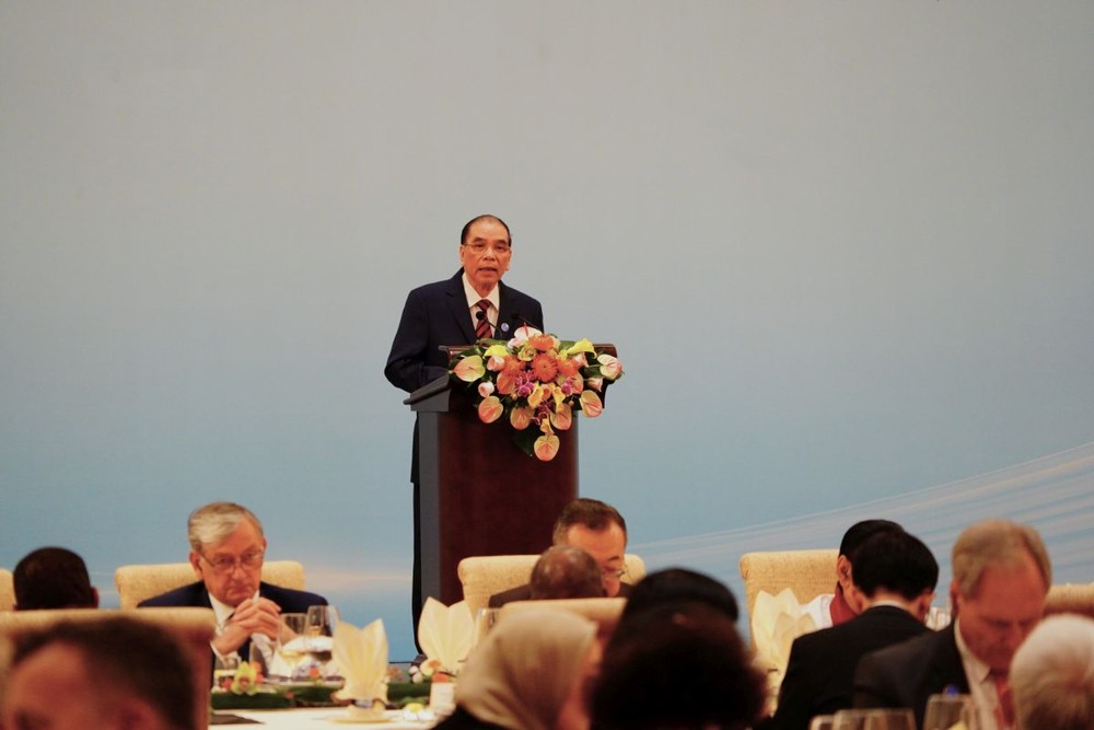 越南共产党中央原总书记农德孟在会上发言。(图:越通社)
