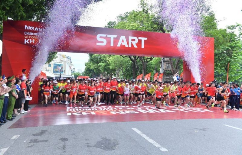 “上千步伐、齐心协力-为无毒品社群”跑步比赛出发时的气氛充满活力。（图：海清）