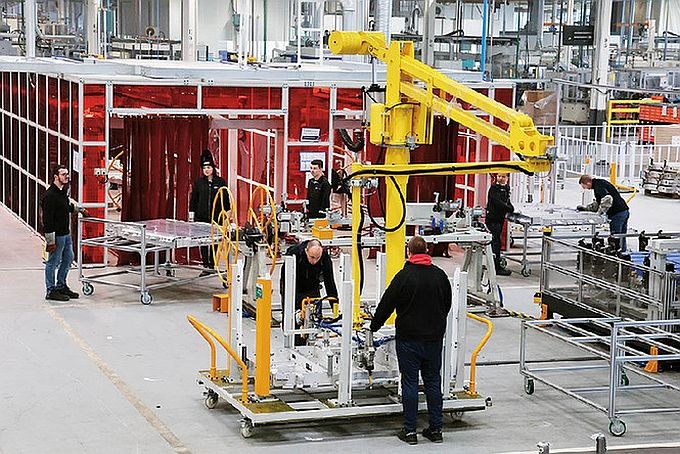 这是2月23日拍摄的中国敏实集团与法国雷诺集团成立的合资公司在法国吕茨工业区投资设立的电池盒生产线.。（图：新华社）