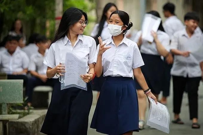 考生在考试完毕后于考场外交换意见。(图:日盛)