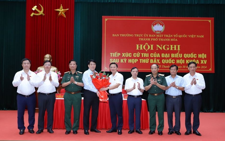 清化市领导送花祝贺梁强同志当选党中央书记处常务书记职务。(图:清化报)