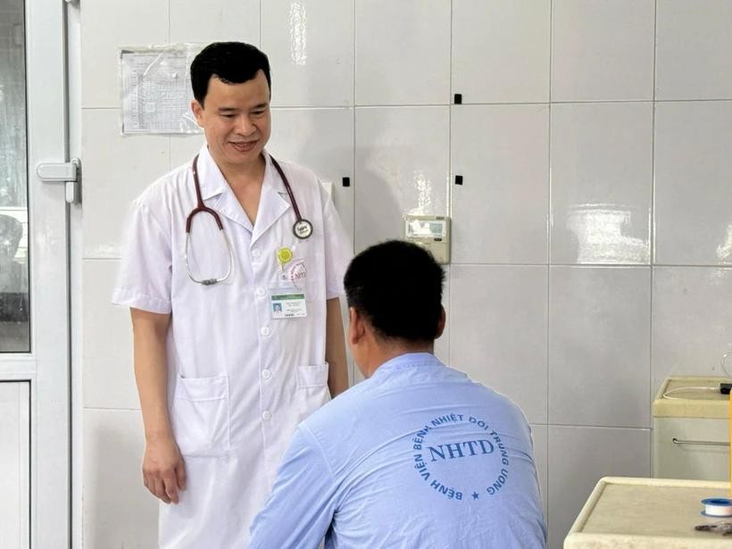 中央热带病医院的医生正在问诊患者的病情。