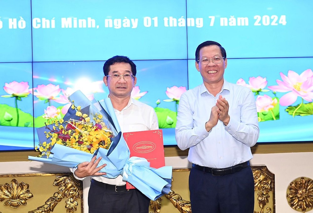 市人委会主席潘文迈(右)向杨玉海同志颁发委任《决定》。(图:越勇)