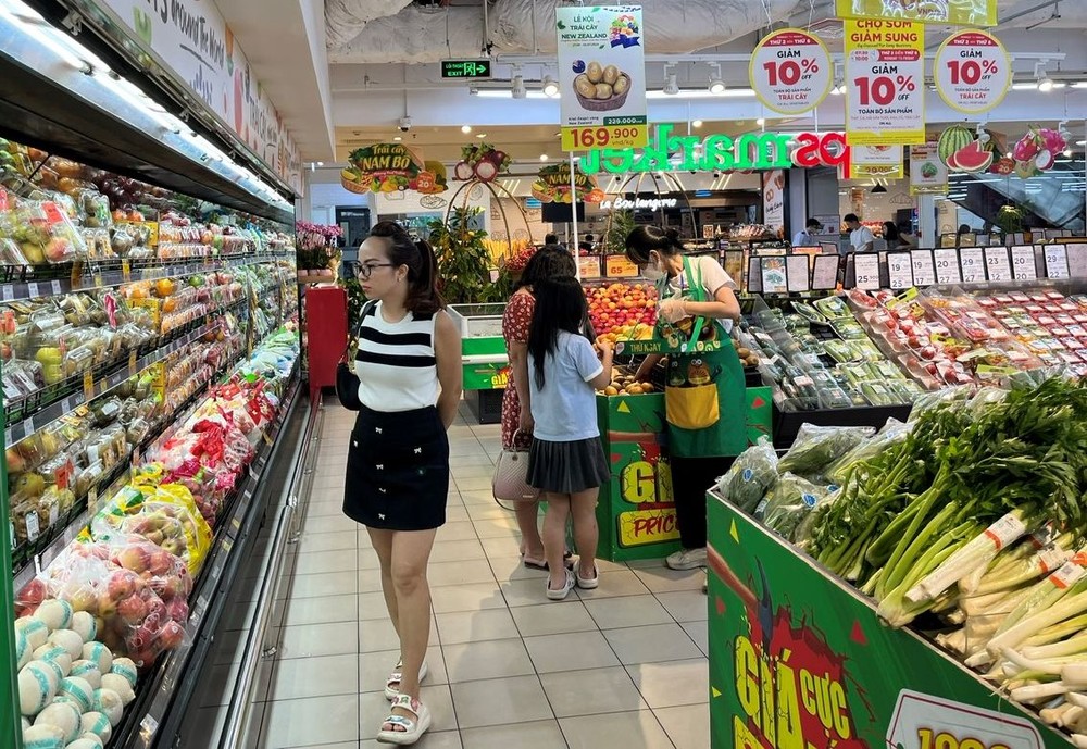 市民在超市购物。(图:VGP)