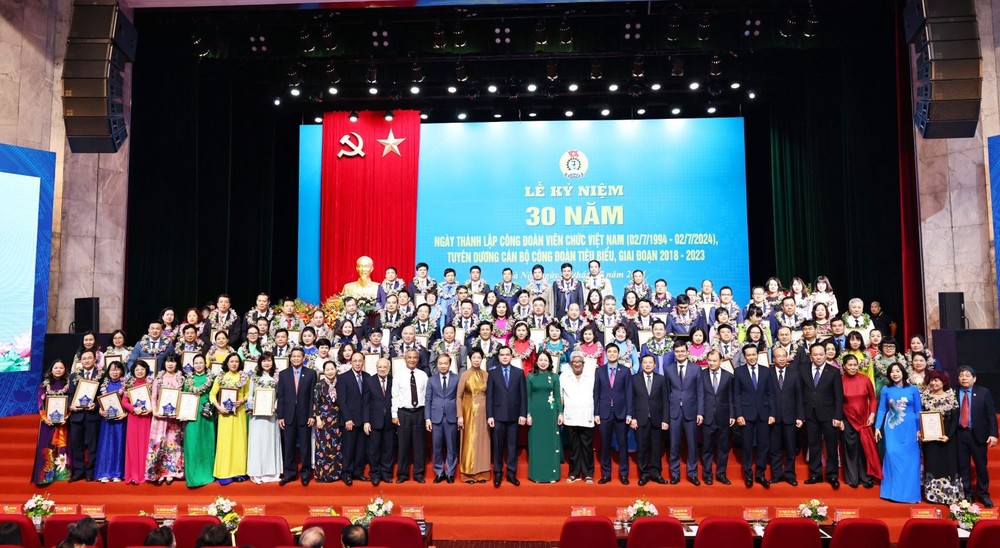 国家副主席武氏映春与越南劳动总联团领导同100名模范工会干部大合照。(图:明德)