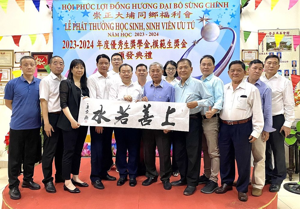 广东省侨联代表团向崇正会馆赠送礼物。 K4.jpg