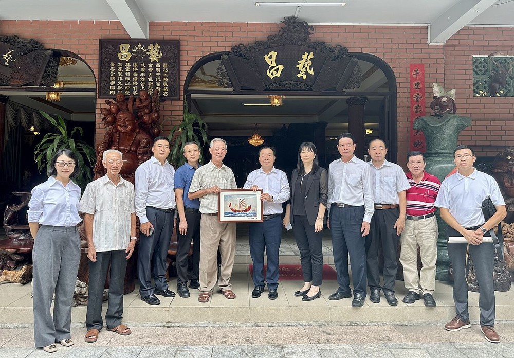 广东省侨联代表团拜访艺昌古家具公司。 K5.jpg