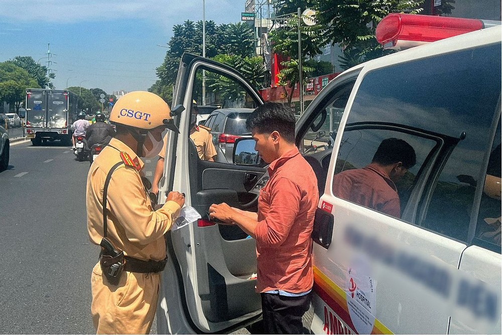 交警在检查一辆使用优先设备不符合规定的汽车。(图:市公安厅)